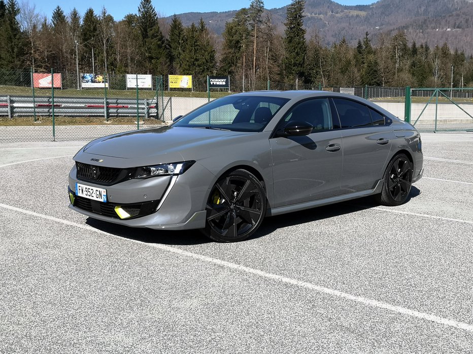 Fotografija: Peugeot 508 PSE je na voljo le v treh barvah (beli, črni in sivi), v vsakem primeru pa ima na določenih mestih poudarke v značilni rumeno zeleni, t. i. barvi kripton. FOTOGRAFIJE: Gregor Pucelj