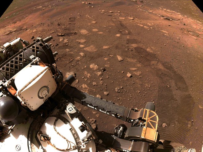 Perseverance raziskuje površje, Ingenuity bo, če bo šlo vse po načrtih, Mars raziskoval iz zraka. FOTO: Nasa/jpl-caltech/Reuters