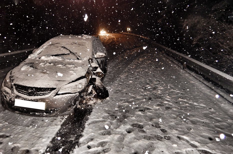 Fotografija: Kranjskogorski policisti so obravnavali nesrečo voznika, ki je v slabših voznih razmerah izgubil nadzor nad vozilom in trčil v odbojno ograjo. Okoliščine kažejo na neprilagojeno hitrost vožnje. FOTO: Policija