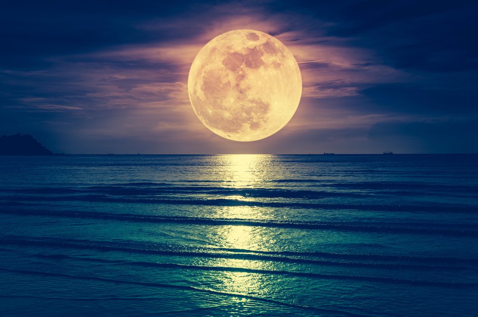 Fotografija: Super moon. Colorful sky with cloud and bright full moon over seascape in the evening. Serenity nature background, outdoor at nighttime. Cross process. The moon taken with my own camera.