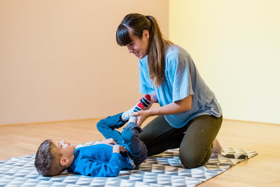 Fotografija: Tadeja in Lian med izvajanjem feldenkraisa