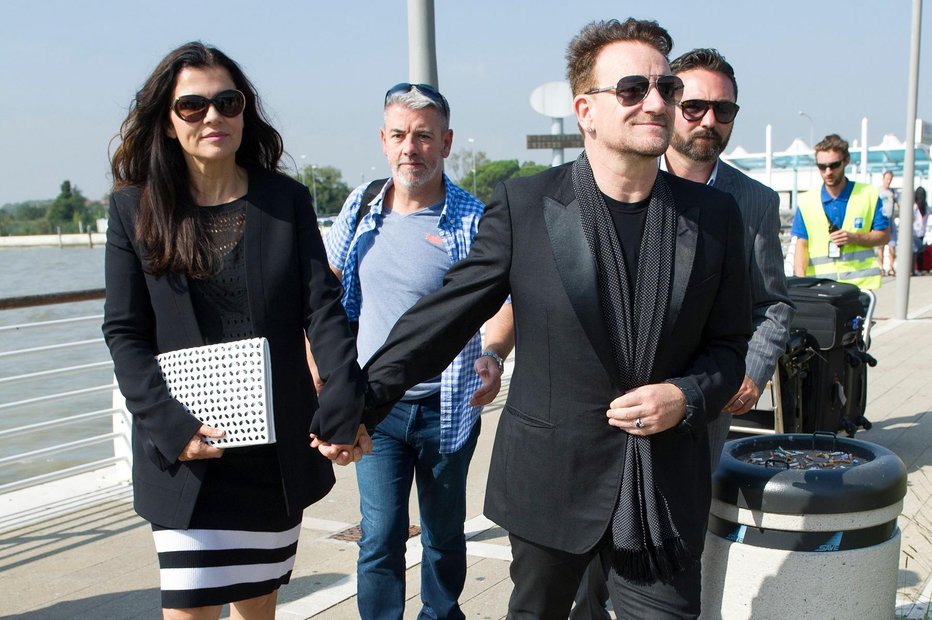 Fotografija: Hewson Alison;Bono Vox


Bono Vox and his wife leave Venice 
29/09/2014,Image: 206784690, License: Rights-managed, Restrictions: , Model Release: no, Credit line: Profimedia