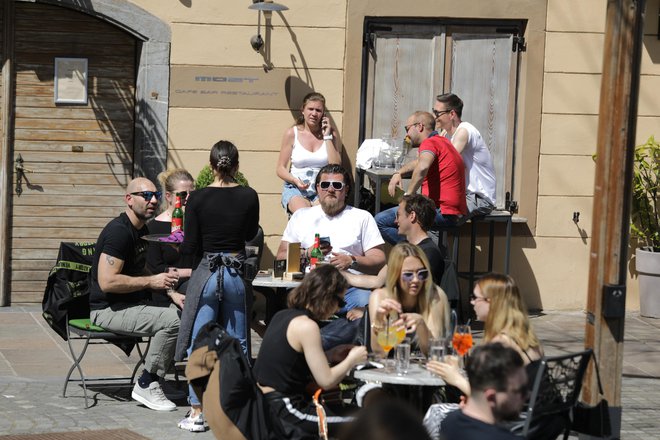 Terase v Ljubljani polne. FOTO: Voranc Vogel