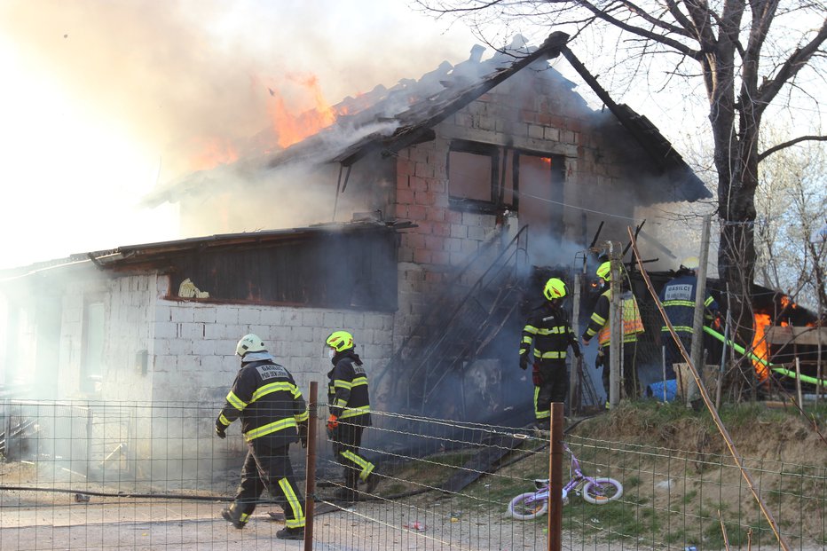 Fotografija: Zublji so pogoltnili eno od prvih hiš v naselju. FOTO: Tanja Jakše Gazvoda