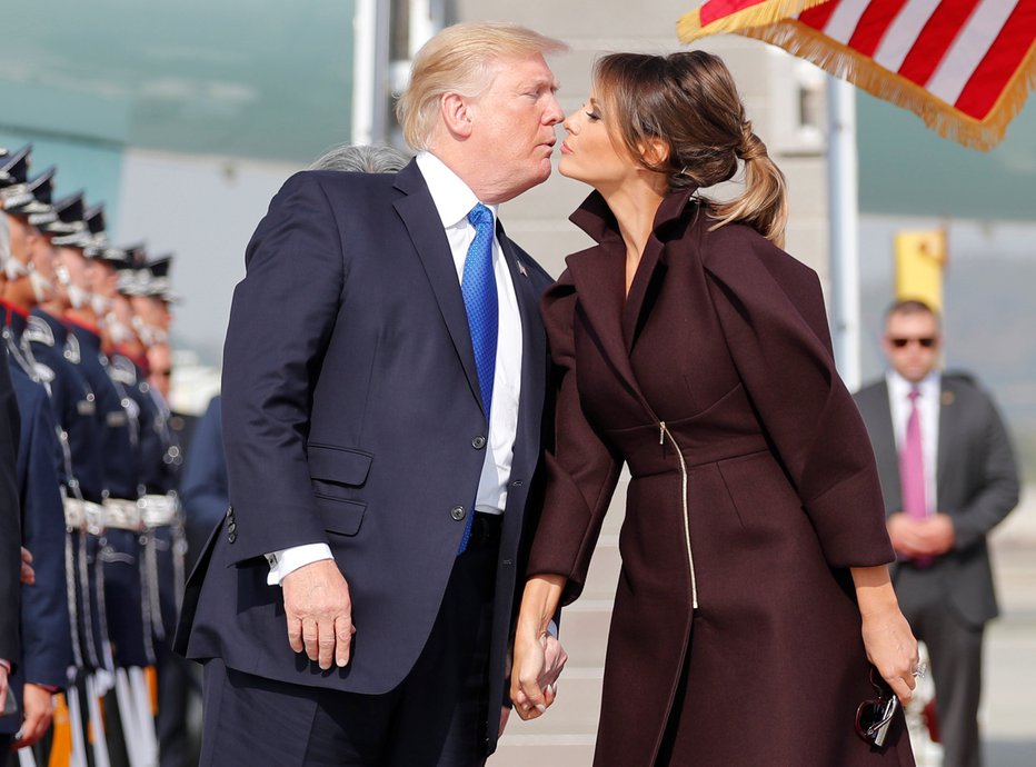 Fotografija: Donald in Melania Trump sta si redko v javnosti izkazovala nežnosti, na posnetku, ki ga je objavila njena sestra, pa sta zelo strastna. FOTO: Jonathan Ernst Reuters