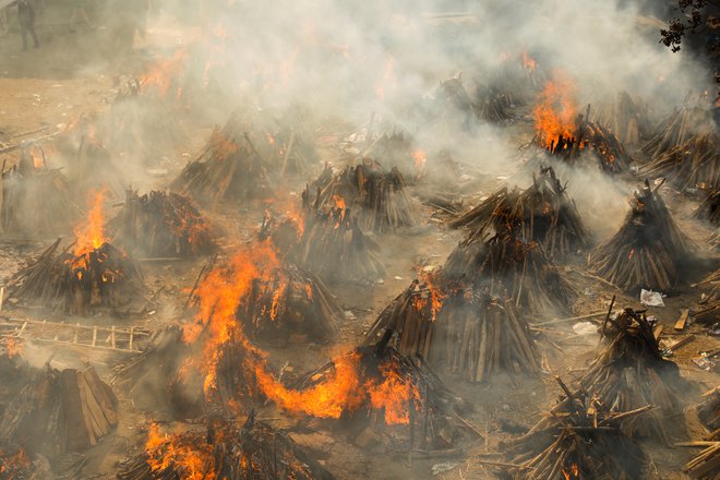 Krematoriji delalo neprestano. FOTO: Adnan Abidi, Reuters