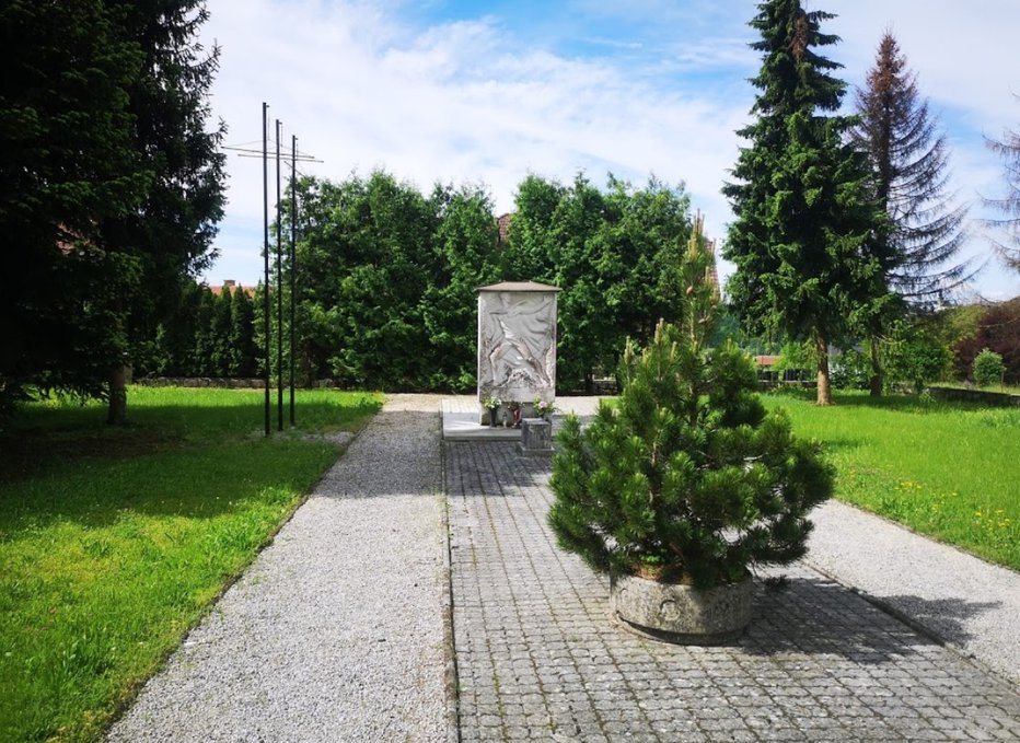 Fotografija: Na spomenike bo politični vrh polagal vence. FOTO: Street View