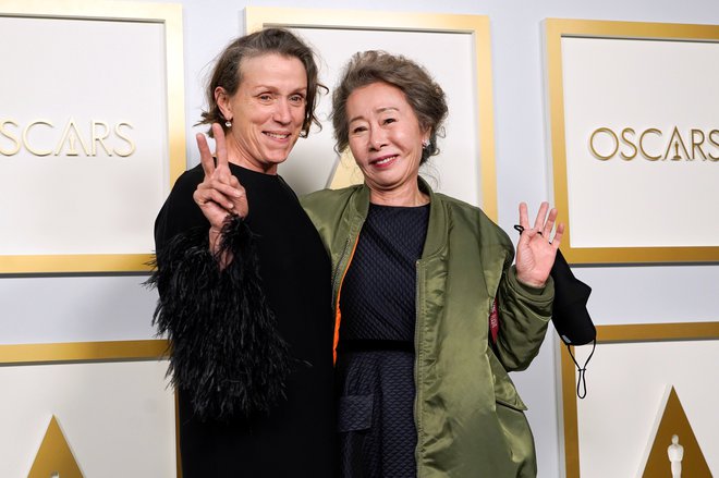 Dobitnici oskarja: za glavno vlogo Frances McDormand in za stransko vlogo Youn Yuh Jung Fotografije: Chris Pizzello/REUTERS