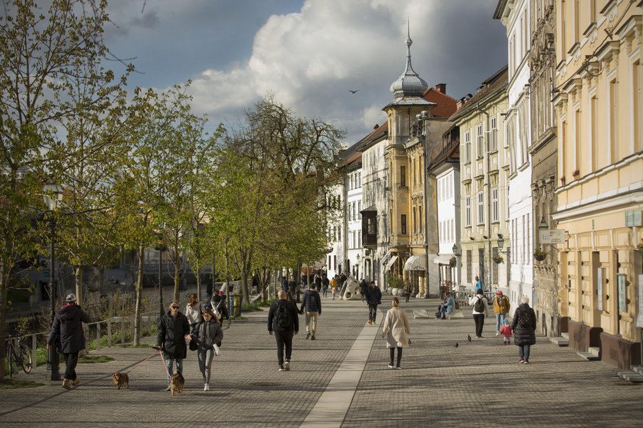 Fotografija: Živahno Gallusovo nabrežje v popoldanskem soncu. FOTO: Jure Eržen, Delo