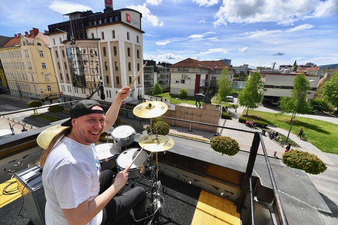 Marko Soršak - Soki je bobnal na Modrinjakovem stolčku na balkonu Narodnega doma.