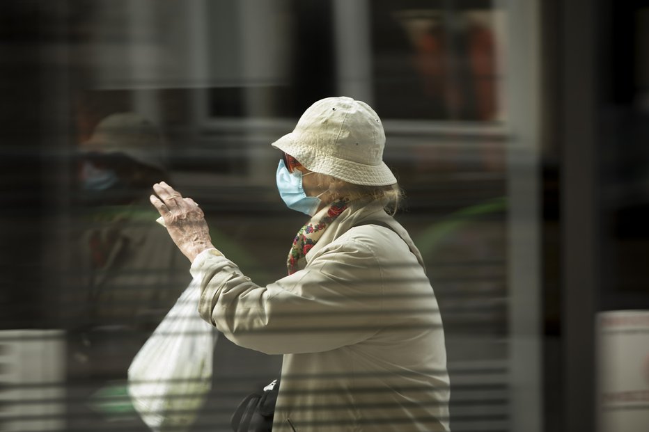 Fotografija: Epidemiološka krivulja se obrača v napačno smer. FOTO: Jure Eržen, Delo