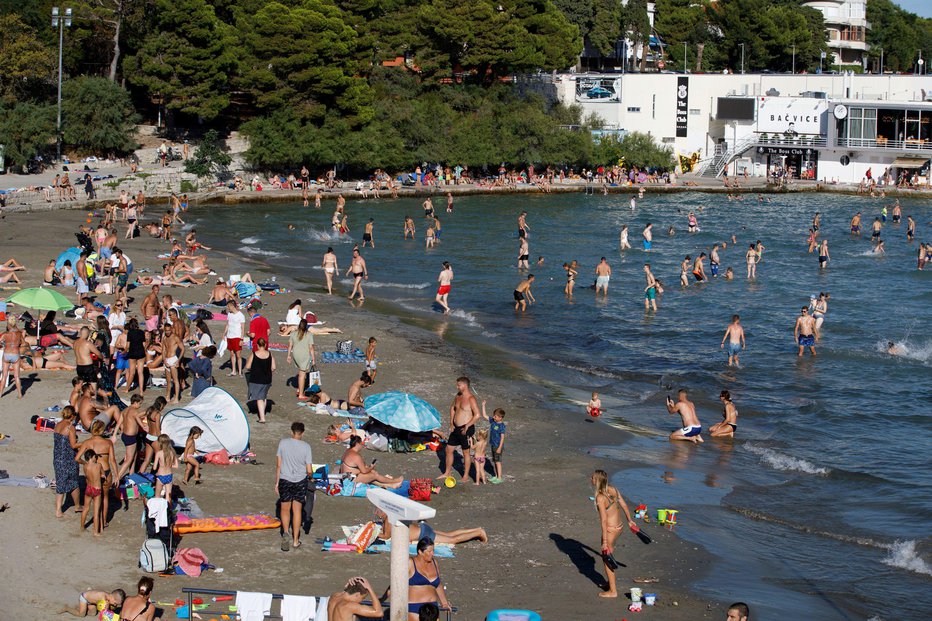 Fotografija: Ne le na plažah, v poletni sezoni je v turističnih krajih ob obali gneča tudi na parkiriščih. FOTO: Antonio Bronic, Reuters