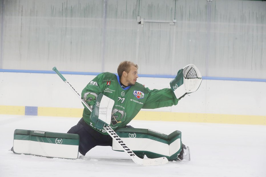 Fotografija: Iz ljubljanskega hokejskega kluba so sporočili, da bo tudi danes nastop prvega vratarja, Finca Paava Hölsäja, vprašljiv. FOTO: Leon Vidic