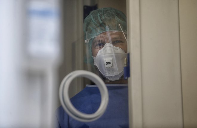 Epidemija počasi popušča, a Slovenijo še vedno trdno drži v primežu. FOTO: Blaž Samec