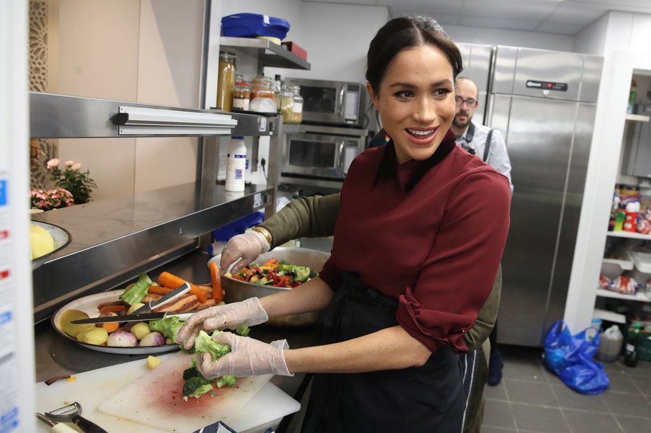 Fotografija: Bolonjska omaka iz bučk Meghan Markle
Žena princa Harryja je vegetarijanka, zato je tradicionalno mesno jed prikrojila tako, da jo je mogoče pripraviti brez mesa. Kremna polivka iz bučk navdušuje amaterske kuharje z okusom, nekoliko manj pa z dolžino priprave – ta namreč traja kar štiri ure! Leta 2018 je kuharske veščine s pridom uporabila pri dobrodelnem projektu, katerega pokroviteljica je bila.