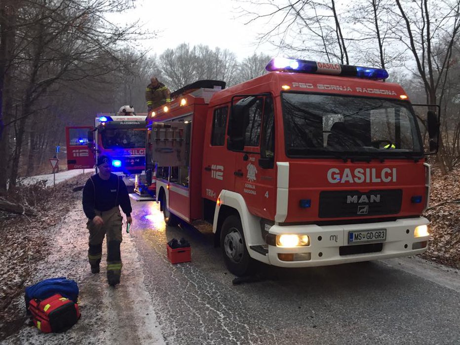 Fotografija: Gasilci na pomoč. FOTO: Oste Bakal