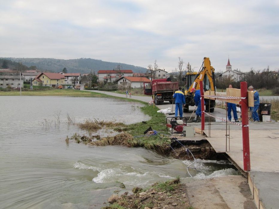 Fotografija: Močno deževje je spralo fekalije v podzemlje in onesnažilo pitno vodo. FOTO: Dragica Jaksetič