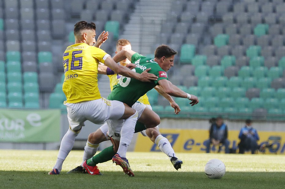 Fotografija: Ko je z igrišča odšel poškodovani Andres Vombergar, v sredini, je Olimpija izgubila močnega napadalnega aduta. FOTO: Leon Vidic, Delo