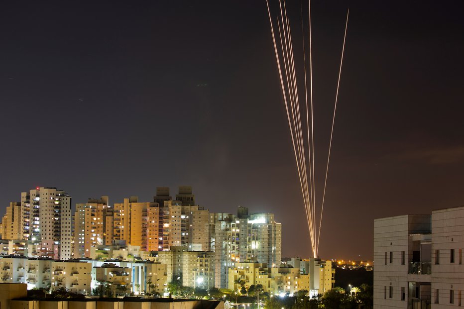 Fotografija: Z območja Gaze na Izrael letijo rakete. FOTO: Amir Cohen, Reuters