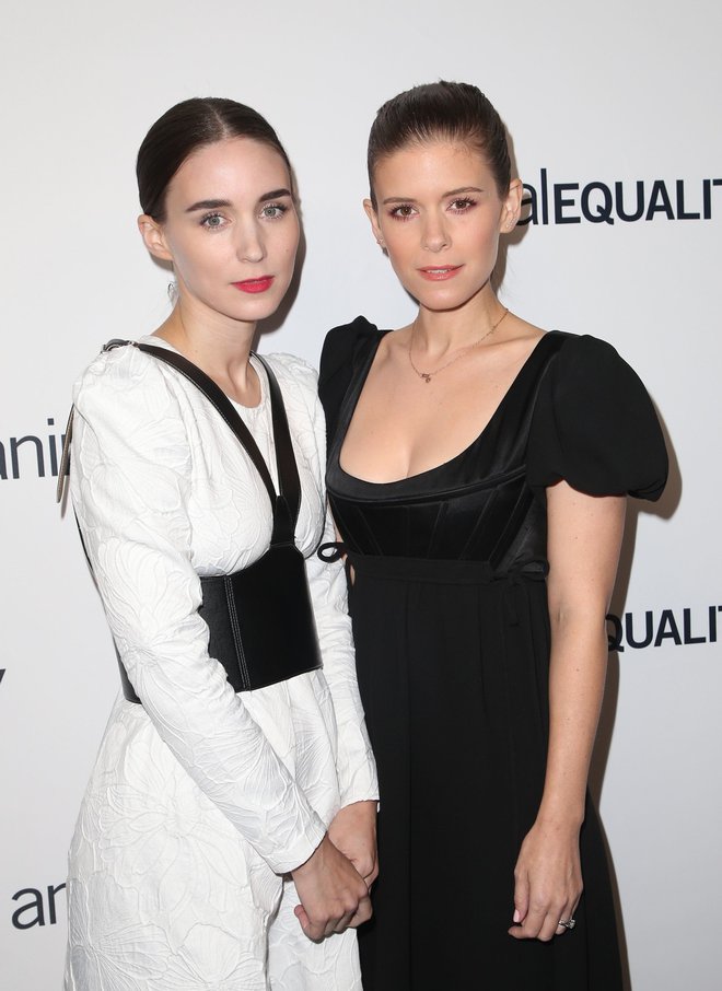 Kate in Rooney Mara<br />
Prva je odigrala enega najbolj znamenitih prizorov smrti v Hiši iz kart, druga pa je bila pravo Dekle z zmajskim tatujem. Med njima sta le dve leti razlike, dekleti pa izhajata iz družine, ki ima v lasti kar dve ekipi ameriškega nogometa, Kate je v otroštvu celo zapela himno na tekmi. Obe sta veganki, Rooney pa ima celo svojo vegansko linijo oblačil.