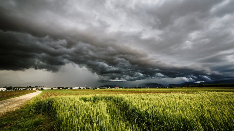 Fotografija: Zaradi nalivov lahko narastejo nekateri hudourniki in vodotoki. FOTO: Zakaz86 Getty Images/istockphoto