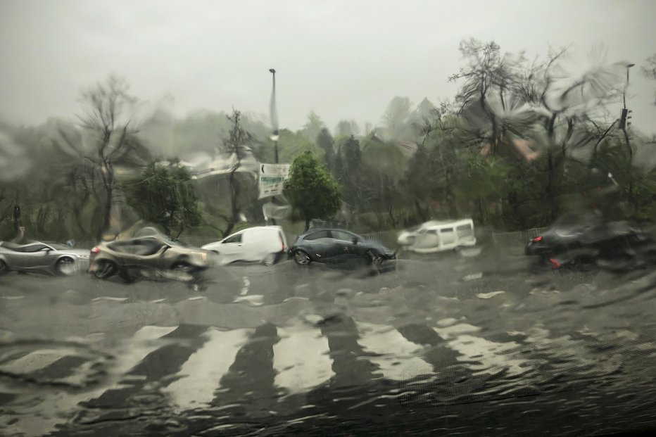 Fotografija: Močan naliv v prestolnici. FOTO: Jure Eržen, Delo