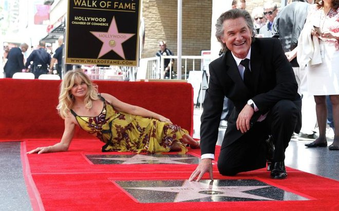 Že 38 let zaljubljena Goldie Hawn in Kurt Russell imata tudi zvezdi na pločniku slavnih drugo ob drugi. FOTO: Reuters