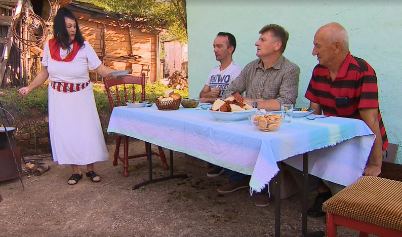 Fotografija: Rasema je svojim snubcem pripravila tudi pasulj. FOTO: RTL, zaslonski posnetek