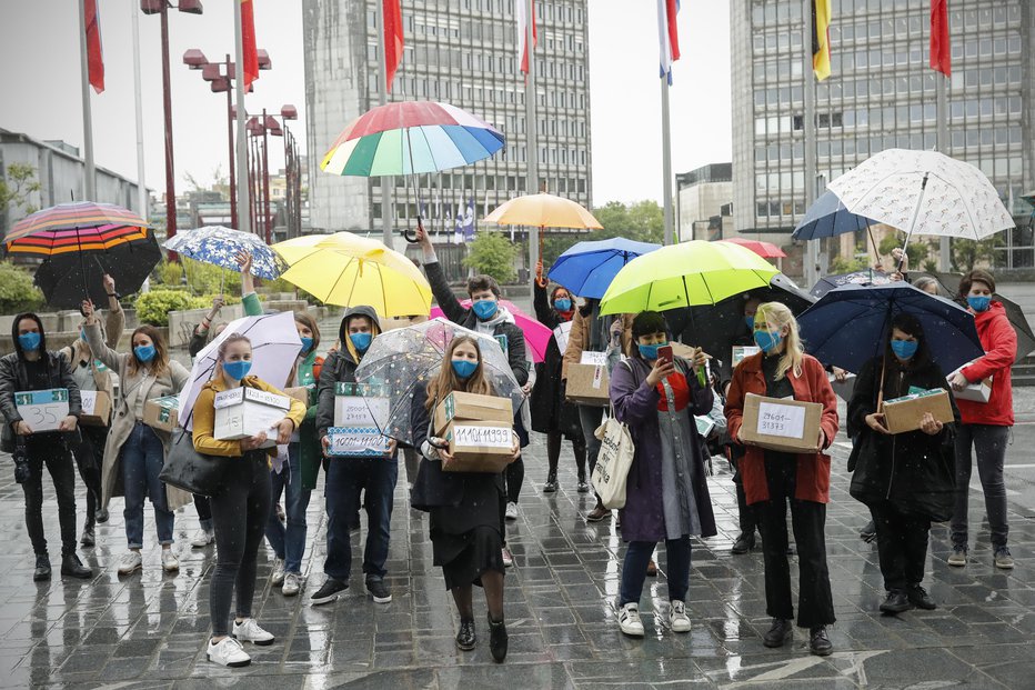 Fotografija: Oddaja podpisov v državni zbor za razpis referenduma proti škodljivemu zakonu o vodah. FOTO: Uroš Hočevar