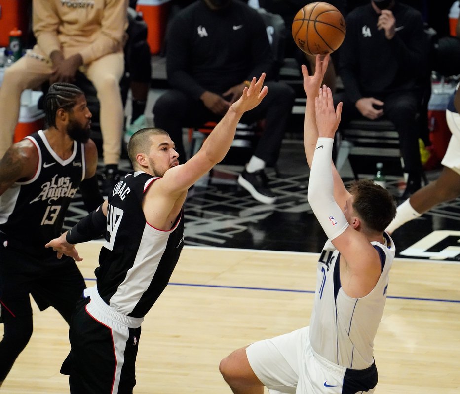 Fotografija: Za Luko Dončića (desno) je bil prenizka ovira tudi 213 cm visoki Hrvat Ivica Zubac. FOTO: Robert Hanashiro/USA Today Sports