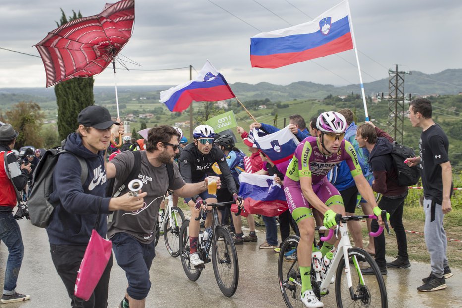 Fotografija: Girova karavana ob navdušenem slovenskem sprejemu v Gornjem Cerovem FOTO: Jure Eržen