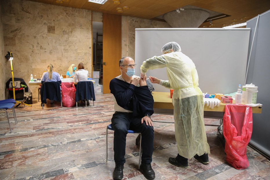 Fotografija: Prve prebivalce Slovenije so proti covidu 19 cepili v zadnjih dneh lanskega leta. FOTO: Leon Vidic, Delo