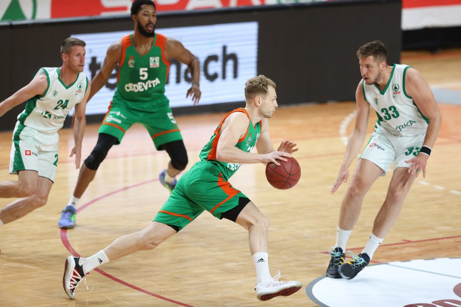 Fotografija: Jaka Blažič (z žogo) pričakuje revanšo, Luka Lapornik (levo) novo Krkino zmago. FOTO: Cedevita Olimpija