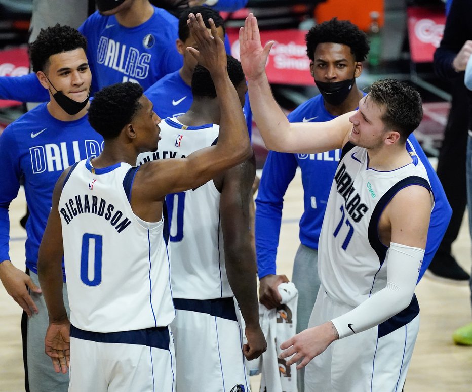 Fotografija: Luka Dončić je s soigralci proslavil pomembno zmago. FOTO: Robert Hanashiro/USA Today Sports