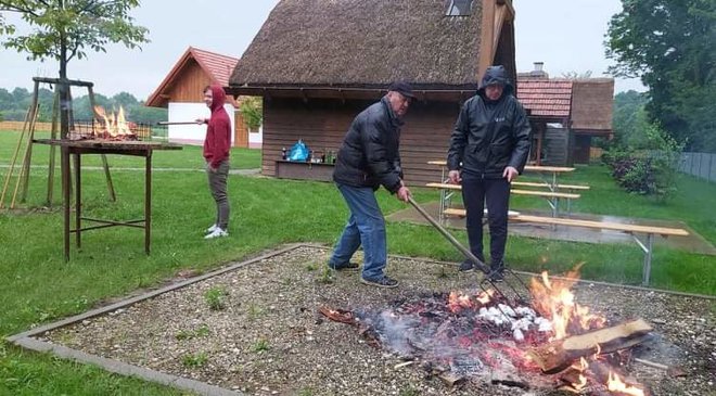 Zakurili so si ogenj.