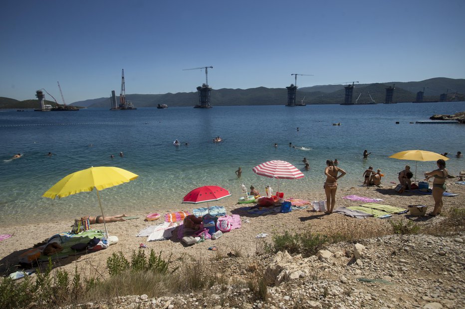 Fotografija: Deli hrvaške so na rdečem, deli pa na temnordečem seznamu. FOTO: Jure Eržen/Delo