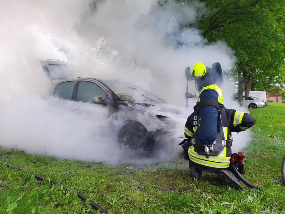 Fotografija: Gasilci so požar hitro lokalizirali in pogasili, a je večina avtomobila uničena. FOTO: PGD Bohova