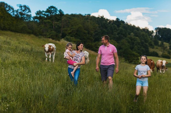 Katja Sinkovič, mož Mitja ter hčerki Živa in Žana FOTO: Davorin Baloh