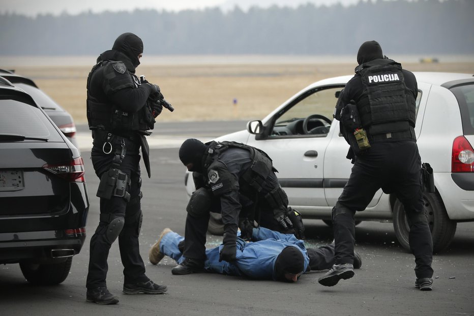 Fotografija: Policija je razbila dobro organizirano mednarodno kriminalno združbo. Fotografija je simbolična. FOTO: Jure Eržen