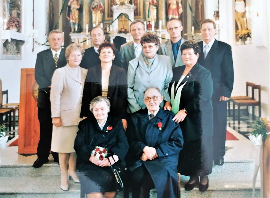 Fotografija: Rozi in Jože z vsemi otroki ob 60-letnici poroke Foto: osebni arhiv