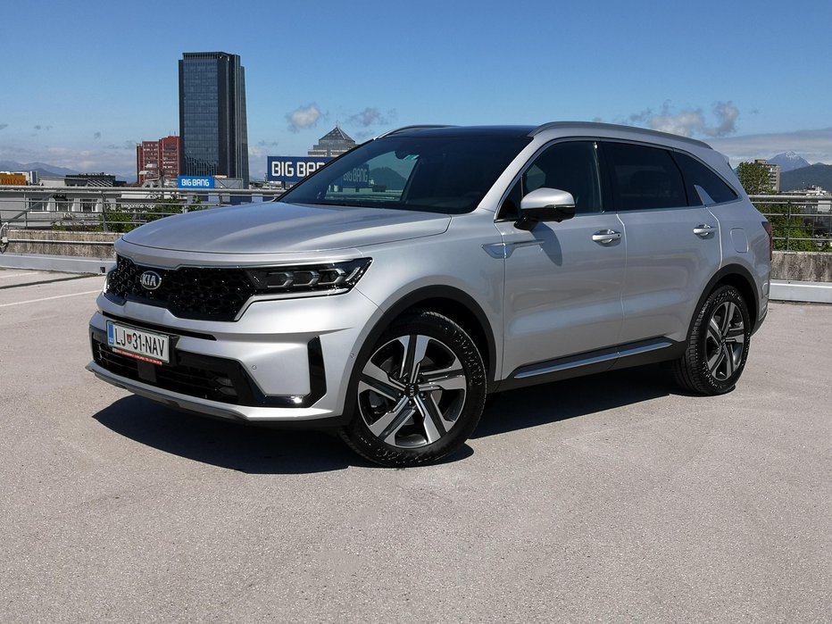 Fotografija: Ob skoraj nespremenjenih zunanjih merah je dobil sorento nove luči, masko in sprednji spojler, nekoliko pa so znižali tudi pokrov motorja. FOTOGRAFIJE: Gregor Pucelj