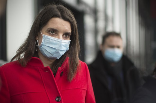 Na ministrstvu, ki ga vodi Simona Kustec, bodo poskusili popraviti krivico. FOTO: Jure Eržen