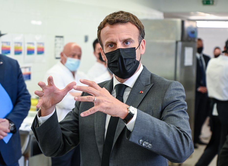 Fotografija: Francoski predsednik Emmanuel Macron na turneji po državi.  FOTO: Pool Reuters