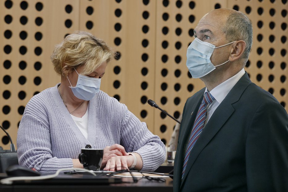 Fotografija: Mateja Logar in Janez Janša. FOTO: Leon Vidic, Delo, Blaž Samec, Delo