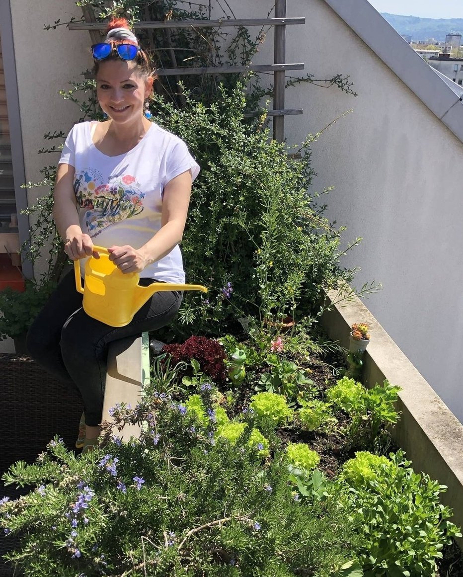 Fotografija: Gredice na balkonu visoke noseče pevke Tanje Žagar so že bogato obrodile. Tudi na majhnem prostoru se da gojiti zelenjavo, le začeti je treba, spletne prijatelje navdihuje pevka, ki je priznala, da je njen sinček Karlo nor na domači paradižnik. Na njenem balkonu rastejo solata, začimbnice, lani je pridelala tudi ogromen krompir, celo lubenica in maslena buča ji uspevata. »Ni večjega veselja, kot da stopiš na teraso in odtrgaš svež paradižnik,« je navdušena nas svojimi pridelki.