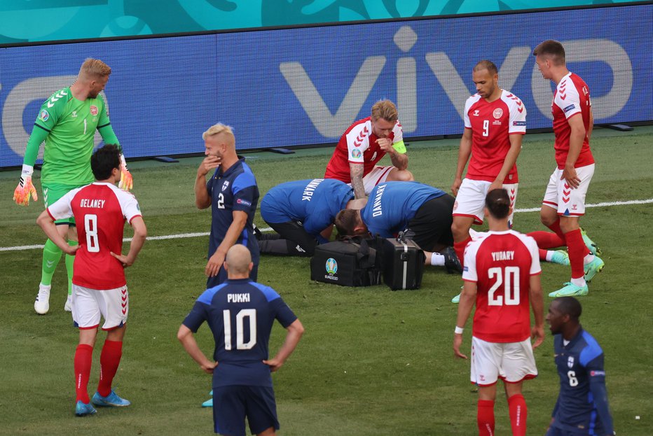 Fotografija: Zdravniki so ga oživili, še preden so zapustili stadion. FOTO: Wolfgang Rattay Pool Via Reuters