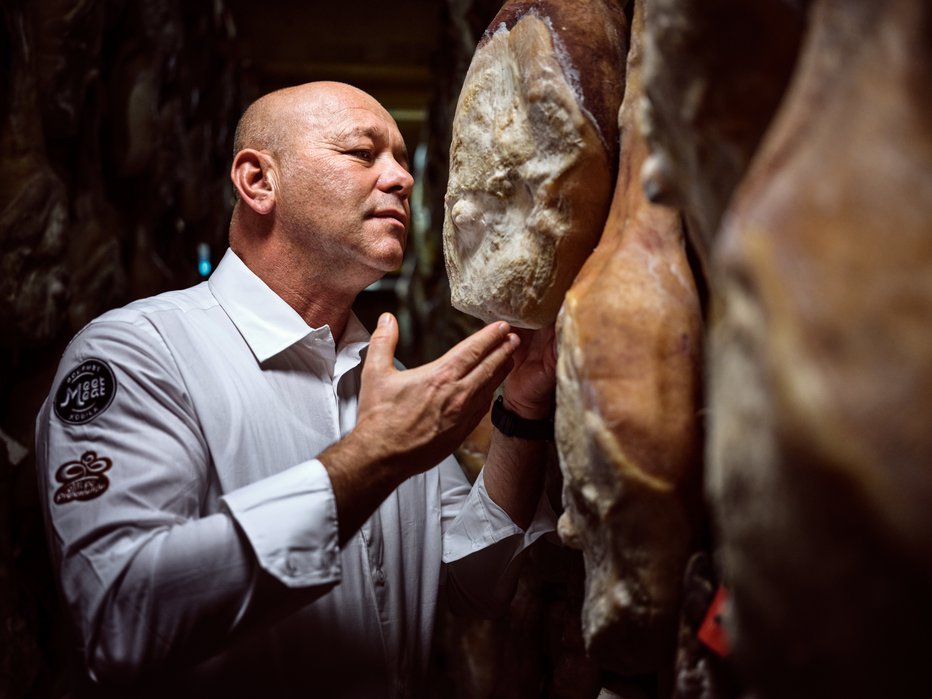 Fotografija: Pobudnik neformalnega združevanja Janko Kodila se ponaša s prvovrstno prekmursko šunko. Fotografije: Gourmet over Mura