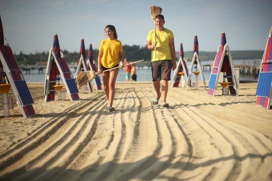 Fotografija: Temperature bodo že vabile na morje. FOTO: Jure Eržen, Delo