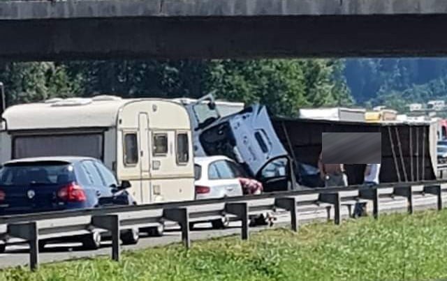 Takole je tovornjak povzročil kilometrske kolone od izvoza Vrhnnika. FOTO: Facebook skupina Prometne informacije Vrhnika