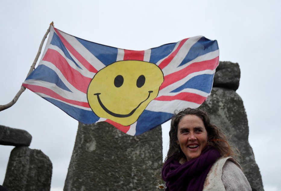 Fotografija: Britanci so v veselem pričakovanju 19. julija, ko naj bi le dočakali sprostitev protikoronskih ukrepov. FOTO: Toby Melville, Reuters